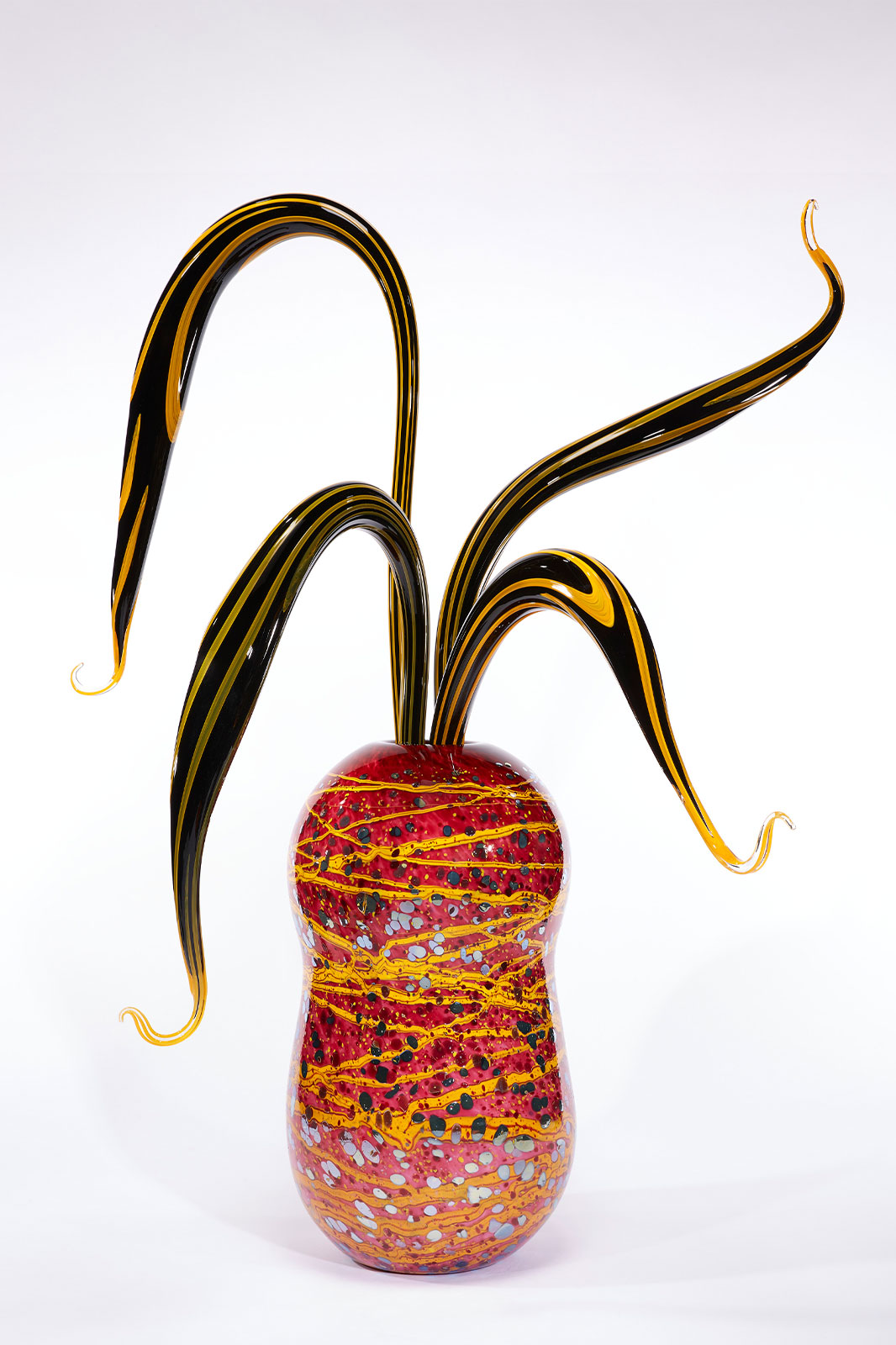 Dale Chihuly, Magenta Ikebana with Black and Yellow Striped Herons, 2018