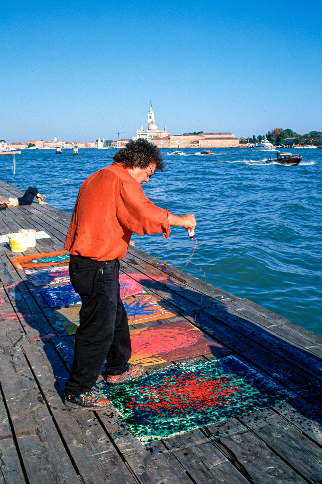 Dale Chihuly drawing in Venice, 1996