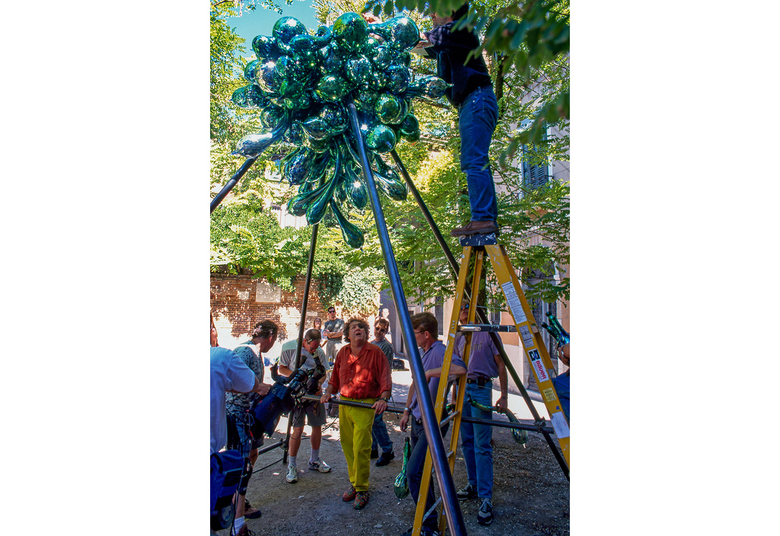 Chihuly, Tom Lind, Parks Anderson, and team members working on Campiello Barbaro Chandelier Venice, 1996