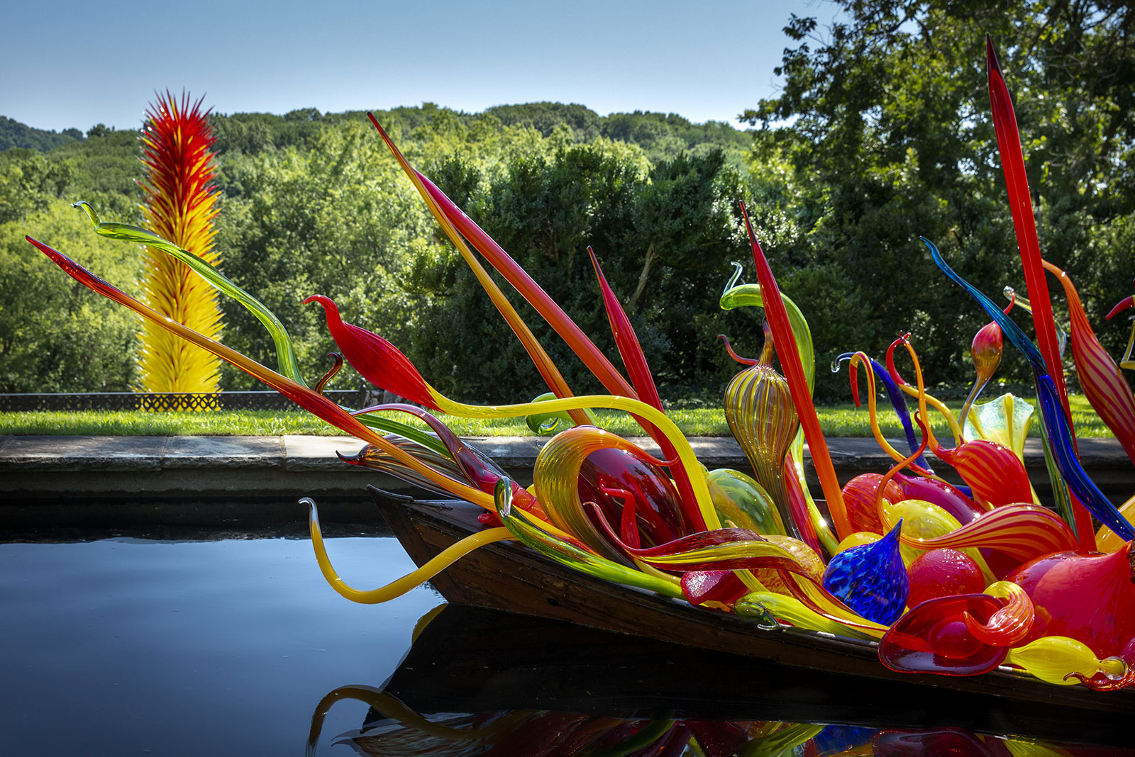 Fiori Boat (2018) by Dale Chihuly
