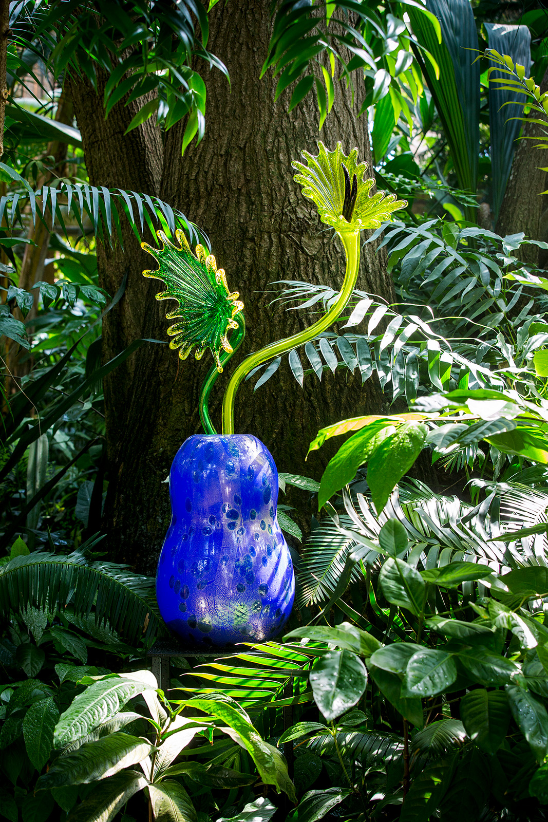 Chihuly, Imperial Blue Ikebana with Green Frog Foot Stems, 2002