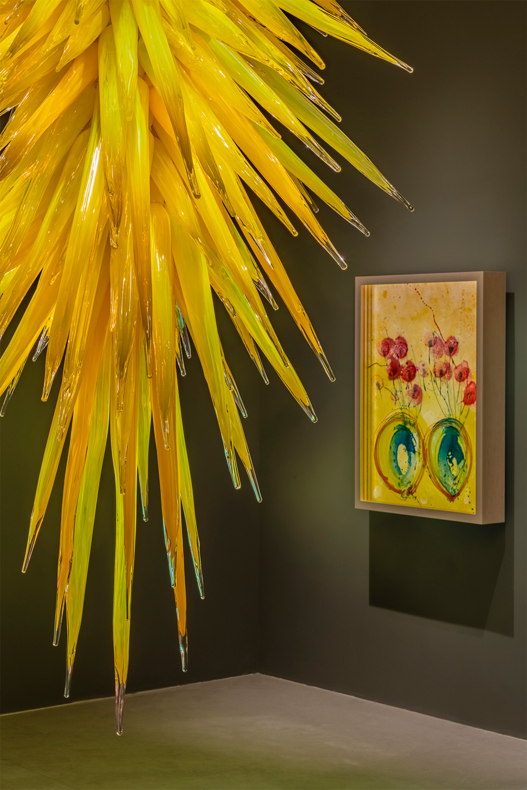 Chihuly, Radiant Yellow Icicle Chandelier (detail), 2018 and Ikebana Glass on Glass Painting, 2017