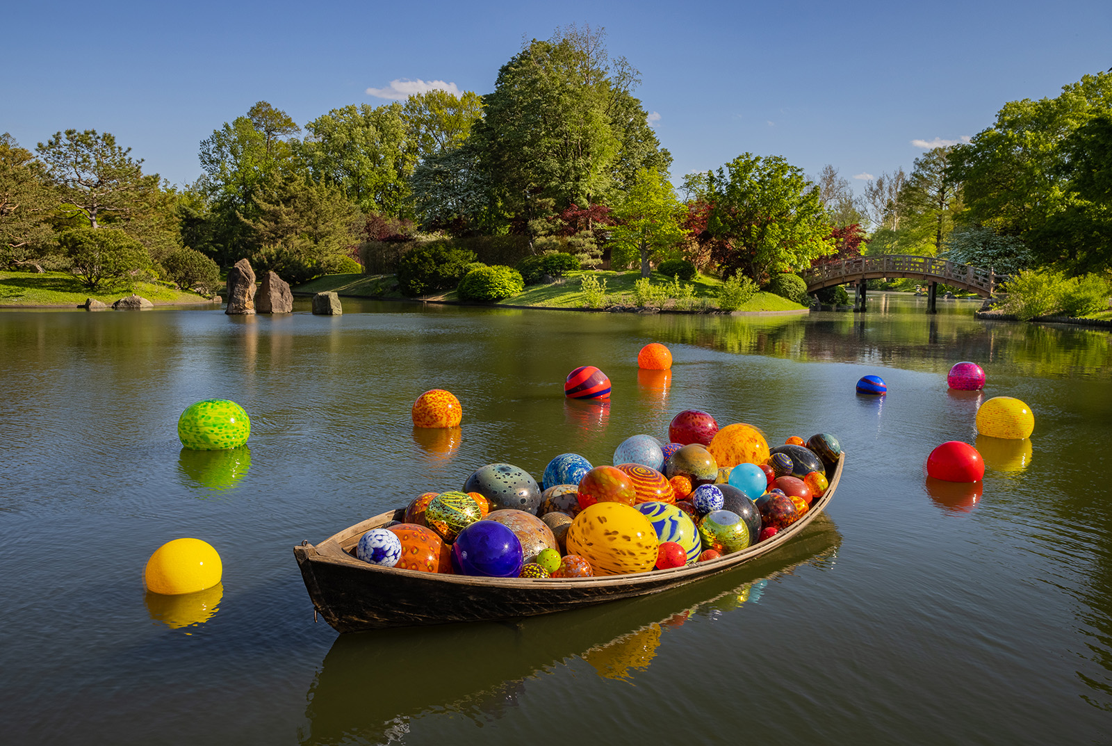 Dale Chihuly, Float Boat, 2014, and Niijima Floats, 2023