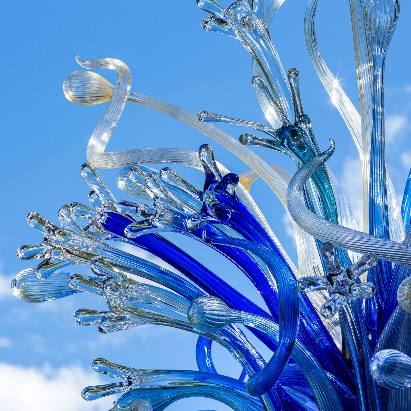 Dale Chihuly, Sapphire and Platinum Waterdrop Tower (detail), 2017