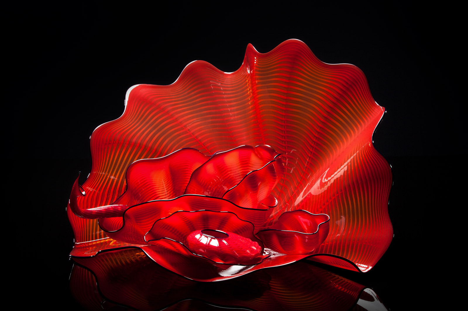 Dale Chihuly, Red Ember Persian Set with Ultramarine Lip Wraps, 2015