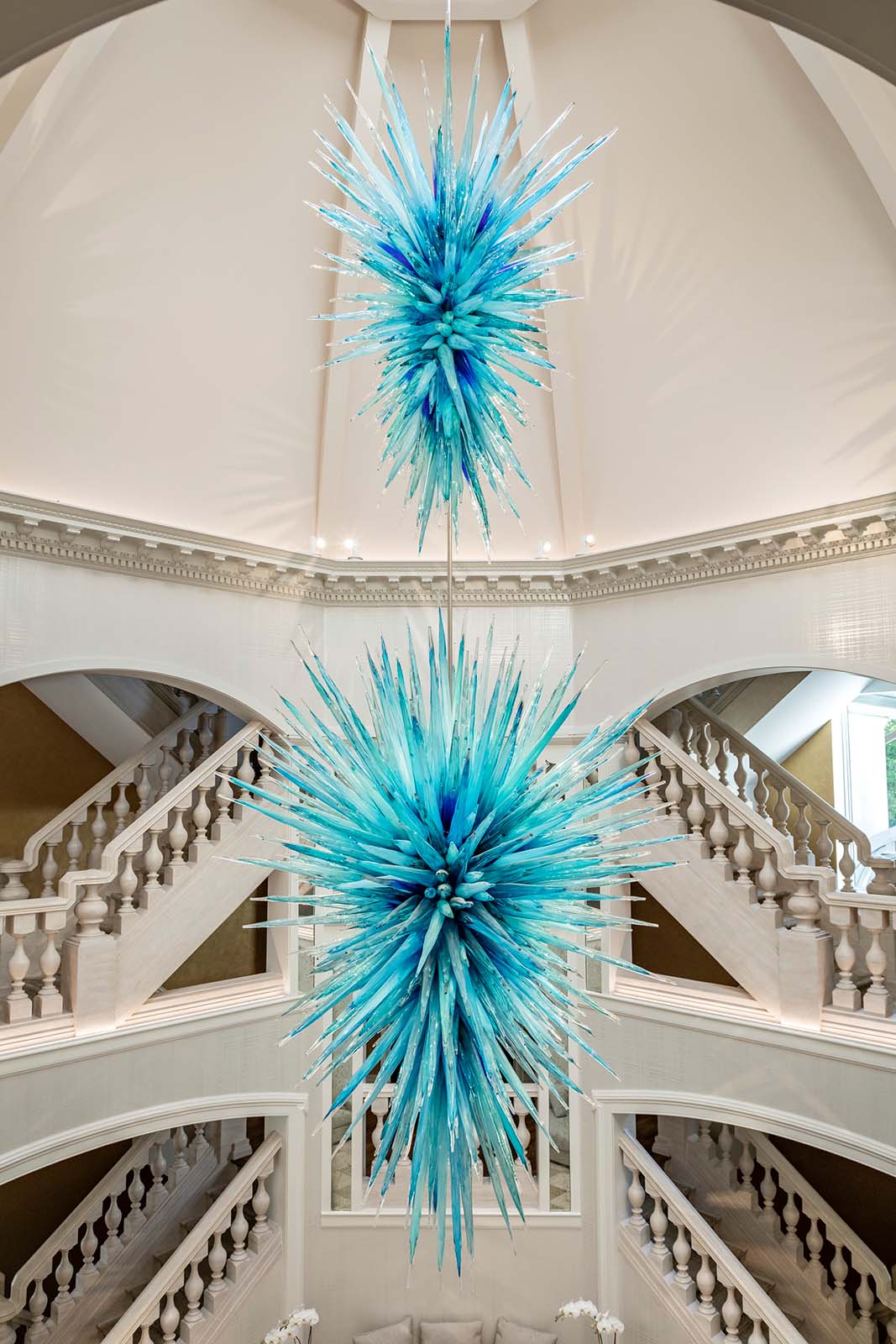 Dale Chihuly, Winter Waters Icicle Chandelier, 2019