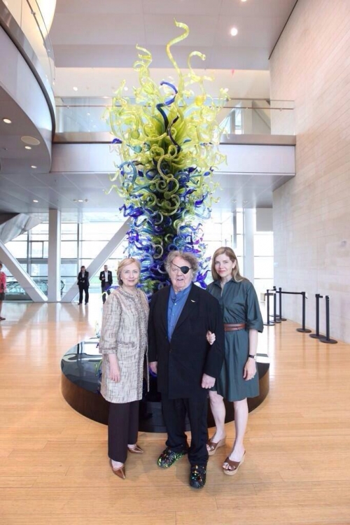 Hillary Clinton, Dale and Leslie Chihuly in front of the Sea Blue and Green Tower
