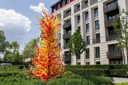 Dale Chihuly, Electric Yellow and Deep Coral Tower, 2017